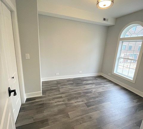 5th image of 5101 N Lincoln Ave #2