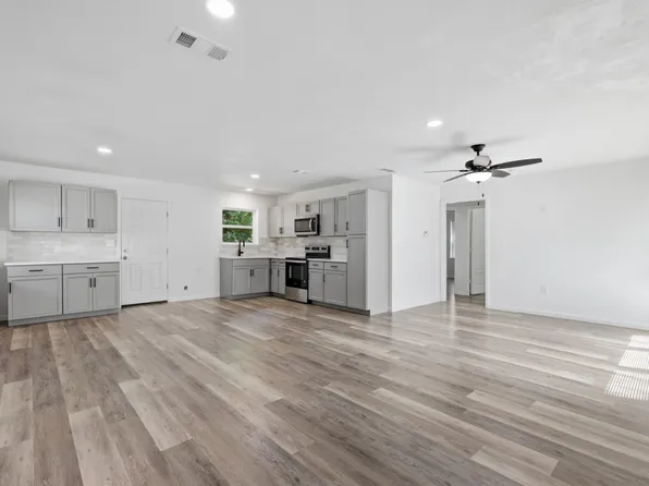 810 N Carrier Pkwy, Grand Prairie, TX 75050