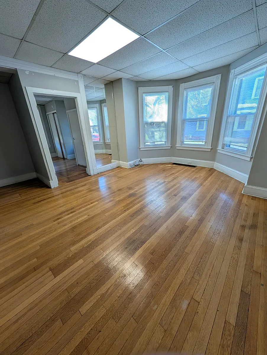 Building Photo - 476 Thompson Ave #11