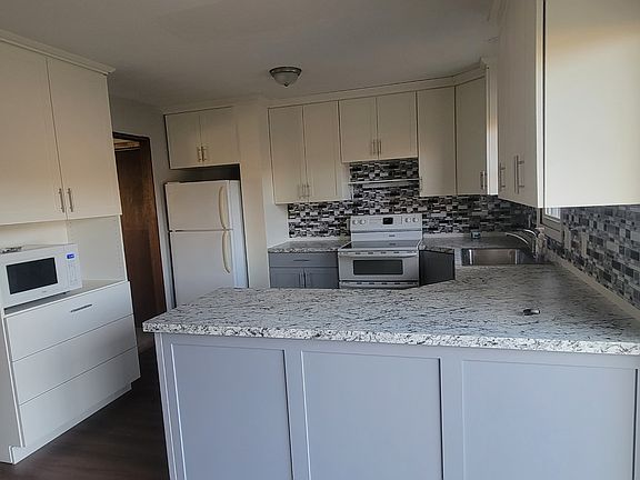 4th image of 240 Barney St W