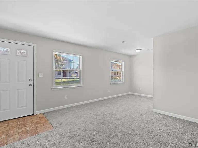 162 Princeton Dr — Photo 1
