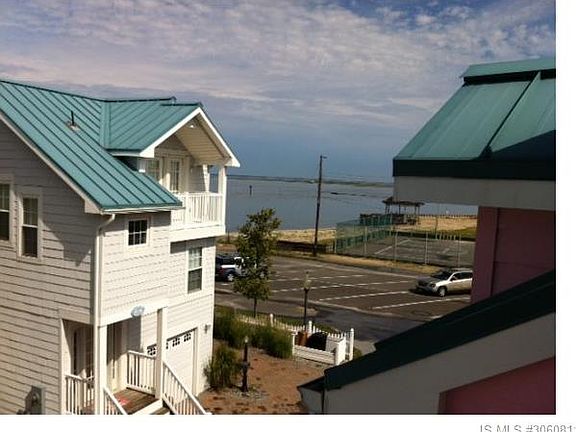 4th image of 811 W Bay Club Ln