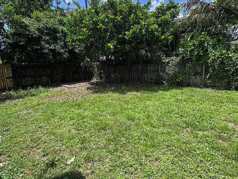 2431 NE 10th Ave — Photo 13
