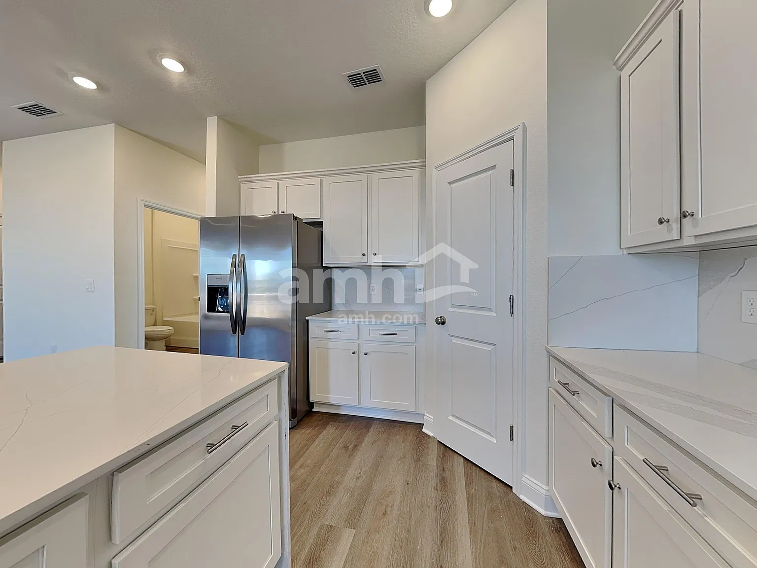 5 bed, 3.0 bath, 2377 sqft, $3,200 — Photo 4
