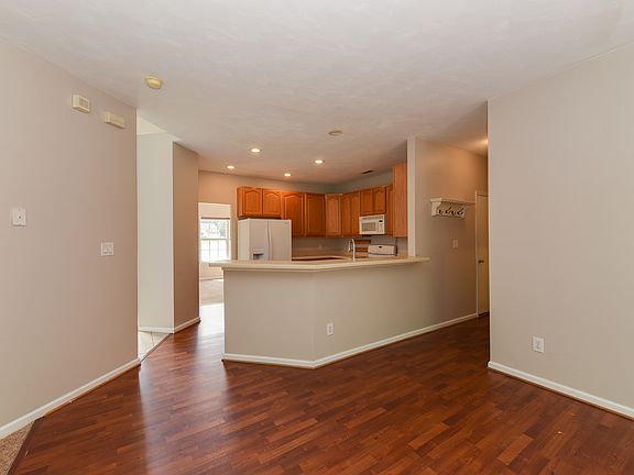 3rd image of 307 Black Pine Ct