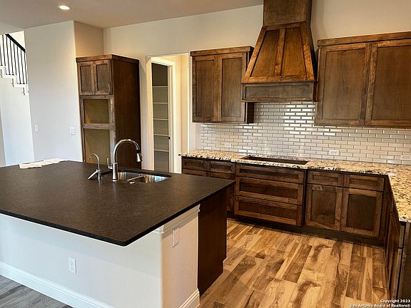 5th image of 1031 N Cadogan Squire