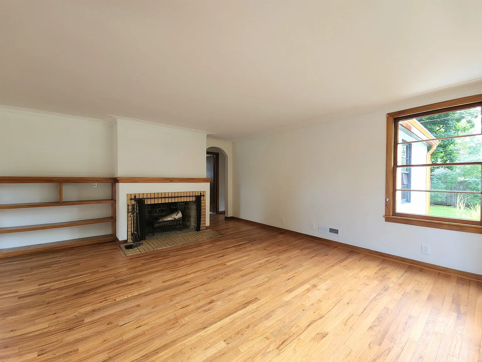 2 bed, 1.0 bath, 1023 sqft, $1,800 — Photo 2