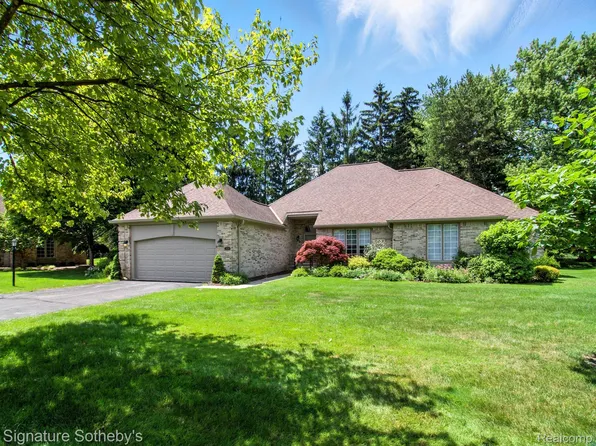 32326 Spruce Ln, Franklin, MI 48025