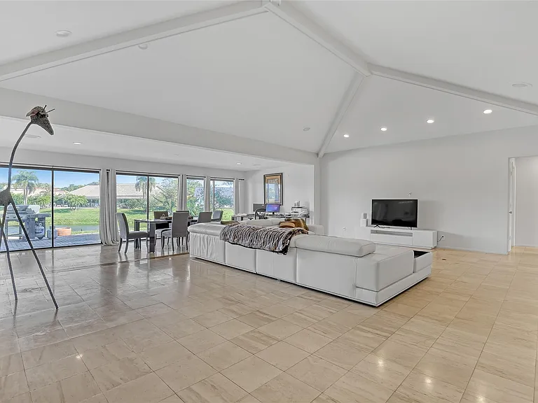 4989 Pineview Cir — Photo 5