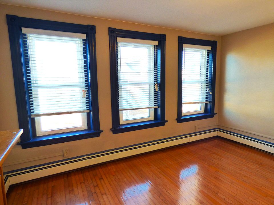 Living room w/new windows & blinds