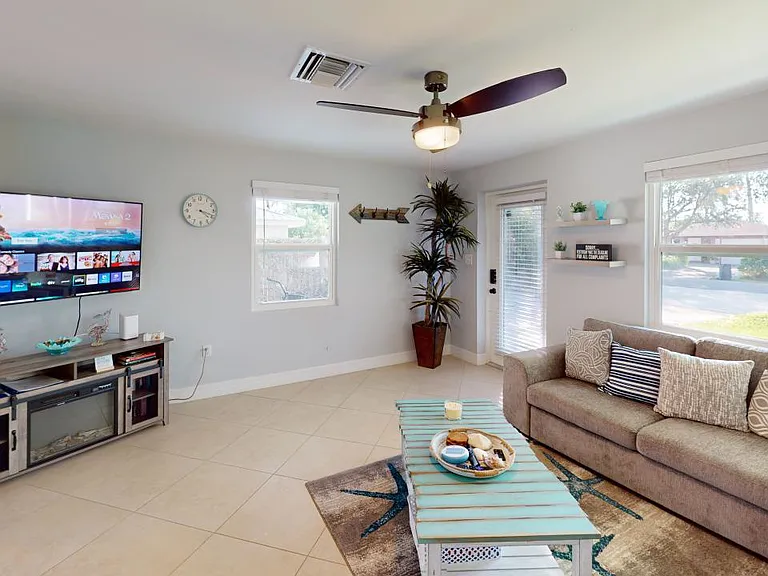 560 E Valley Dr — Photo 3