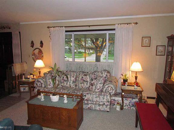 5th image of 7055 Yorktown Ln