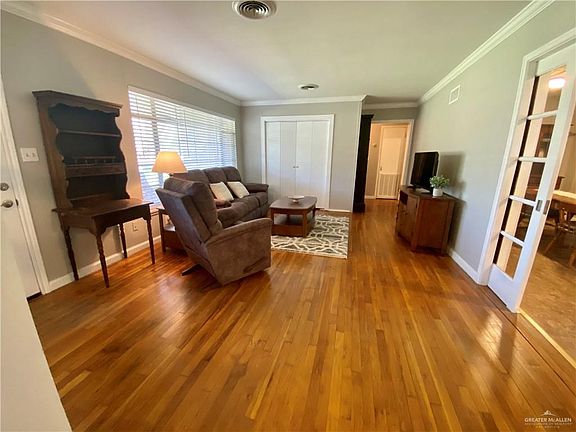 3rd image of 806 Country Club Dr