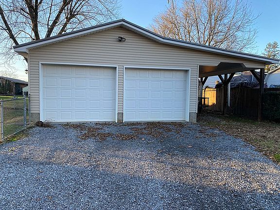 Detached garage 