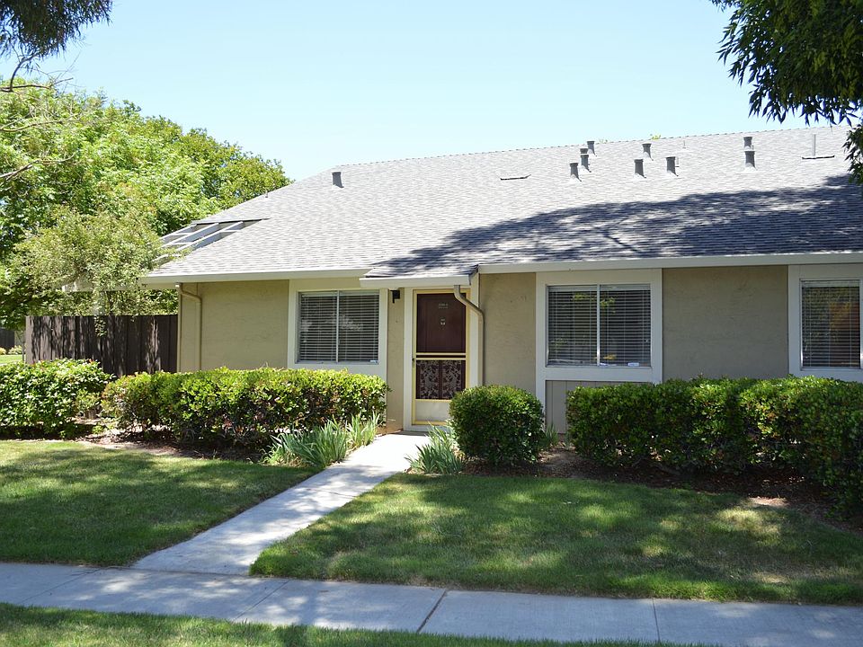 House-like condo, no upstairs neighbors