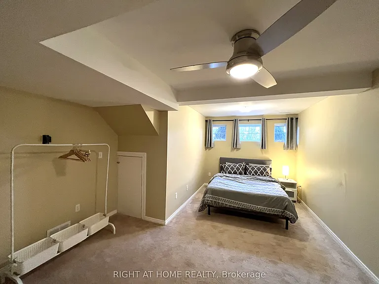 590 Arbour Cres — Photo 29