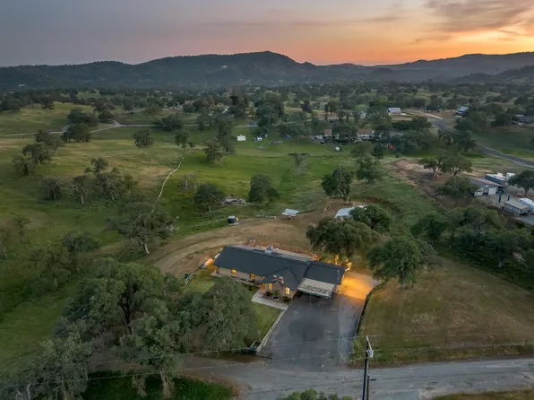 22452 Goldrush Ln, Clovis, CA 93619