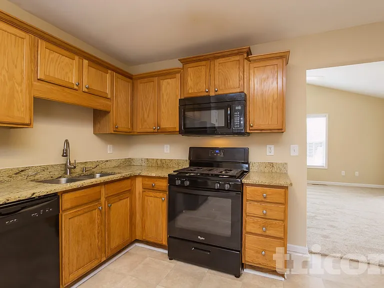 6355 Queensdale Dr — Photo 8