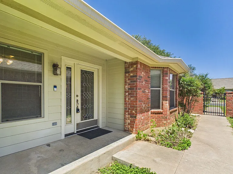 1721 Cherrywood Dr — Photo 6