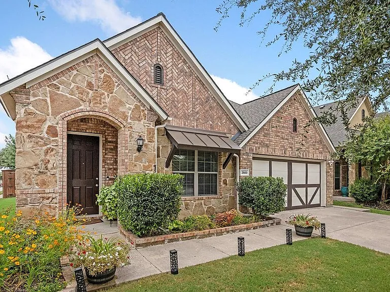 2660 Frances Ln — Photo 2