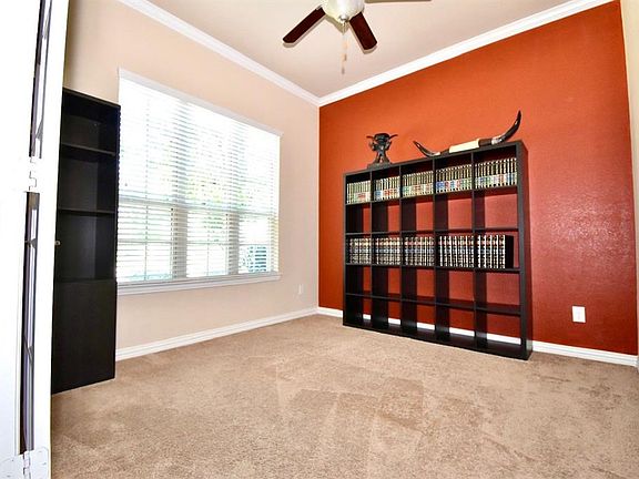 5th image of 704 Nesbit Ct