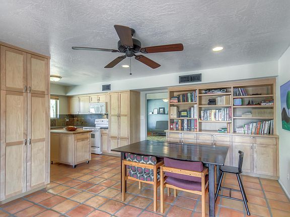 3rd image of 607 E Wesleyan Dr