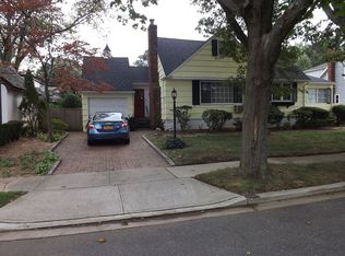15 Hemlock St, Merrick, NY 11566