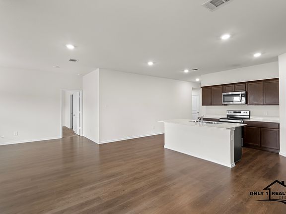 4th image of 3028 Zinnia St