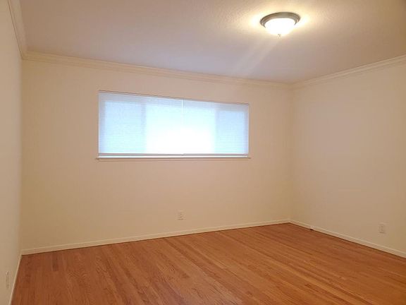 5th image of 12 Stowe Ln