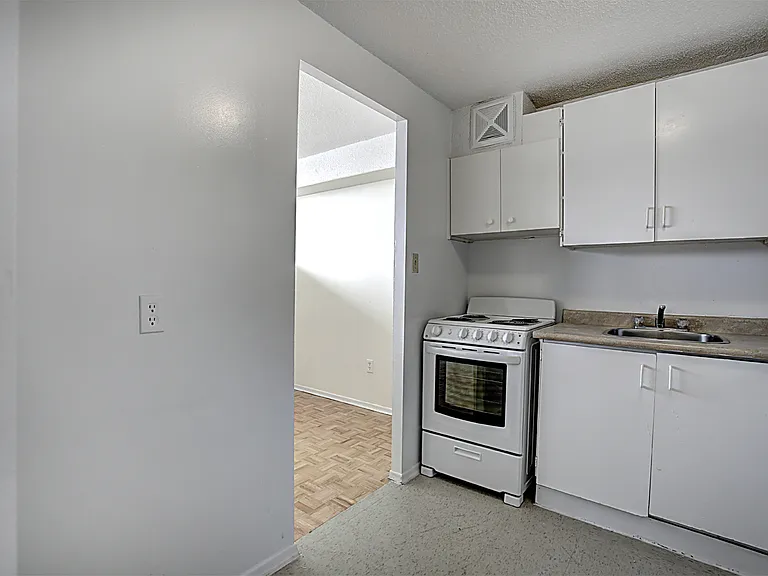 666 King St E — Photo 15