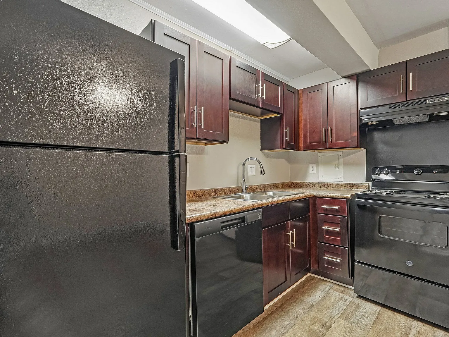 Somerset Apartments — Photo 2
