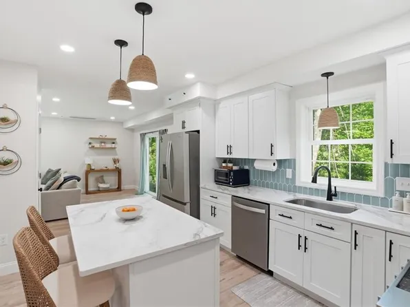 72 Wilbur Rd, Lincoln, RI 02865