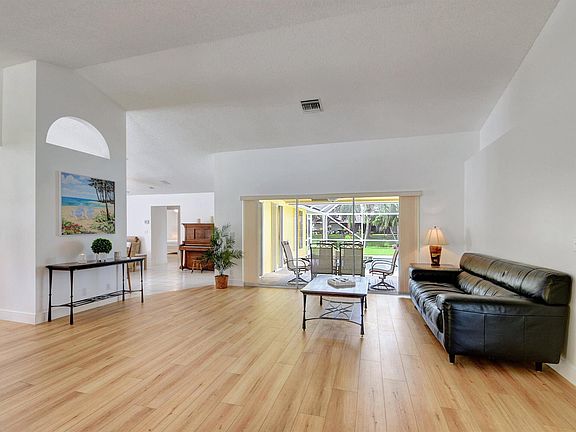 4th image of 13798 Columbine Ave