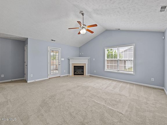 5th image of 376 Eastfield Dr