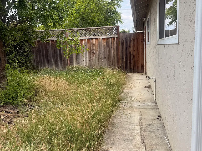 685 Pinto Dr #1 — Photo 3