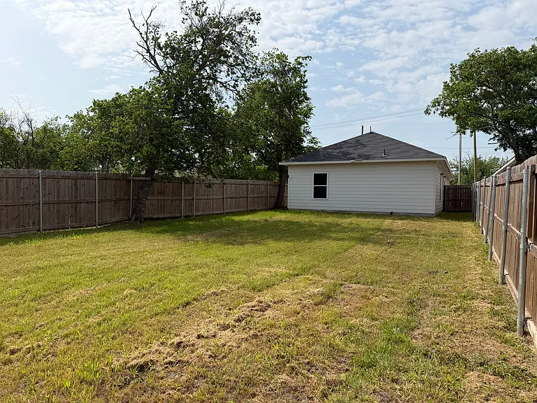 202 E Henderson St — Photo 17