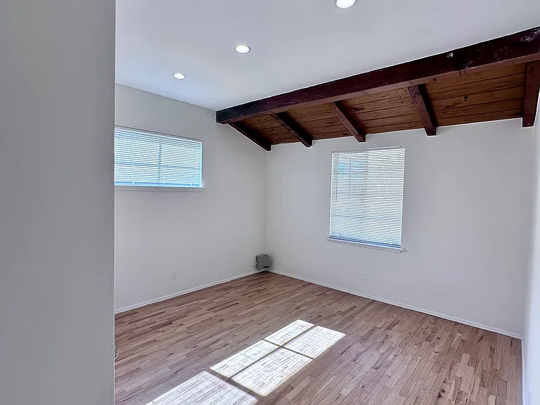 8604 Saloma Ave — Photo 13