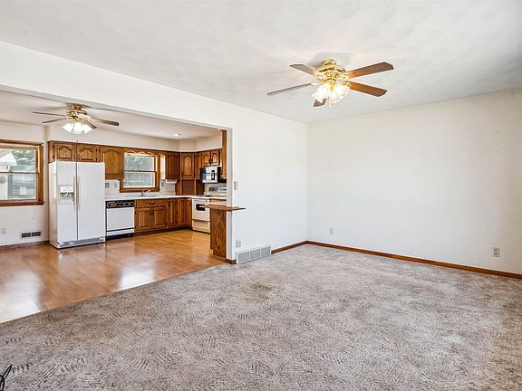 4th image of 406 1st Ave E