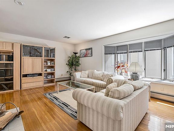 4th image of 125 Roosevelt Pl