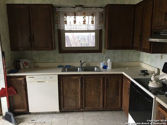 5th image of 322 Ware Blvd