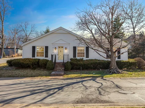 2166 Lakeview Dr, Saint Louis, MO 63131