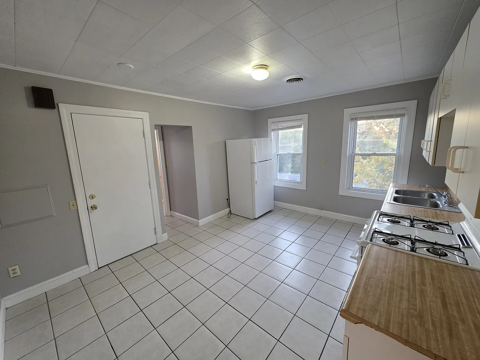  9 Pond St 3rdflr 2b/1b Updated Hardwoods Freshpaint Spacious! Nopets — Photo 2