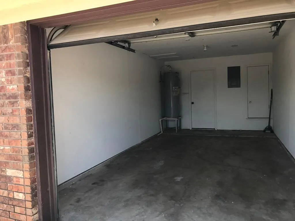 2 bed, 1.5 bath, 870 sqft, $1,149 — Photo 3