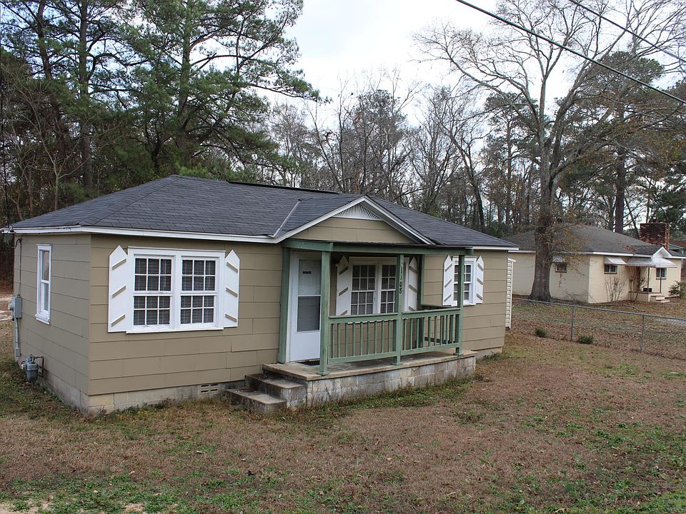 This house in Phenix City, AL is just 1 mile off Hwy 80 /280 and near fast food and shopping.