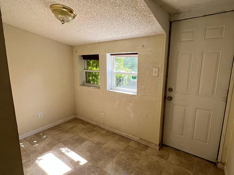 218 E Dorset St — Photo 11