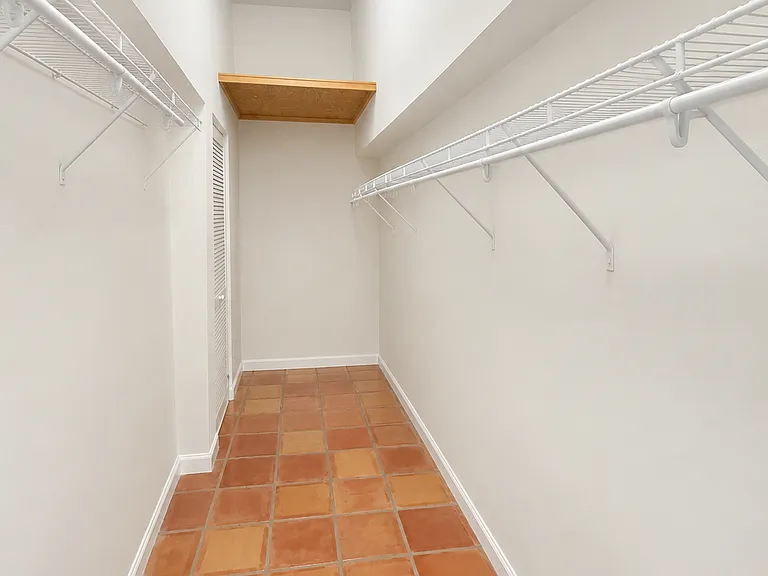 Master closet 1
