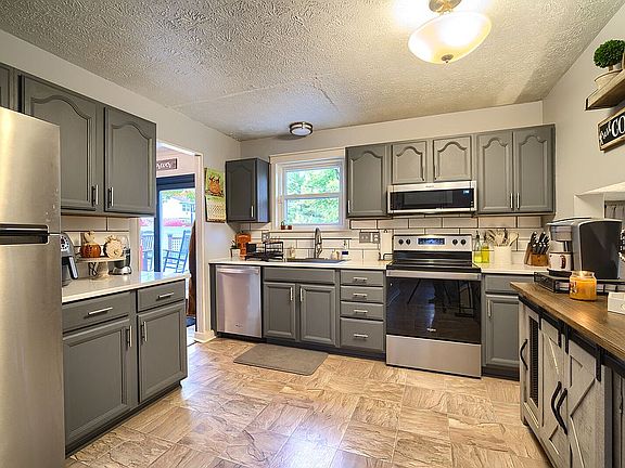 4th image of 7992 Manor Dr