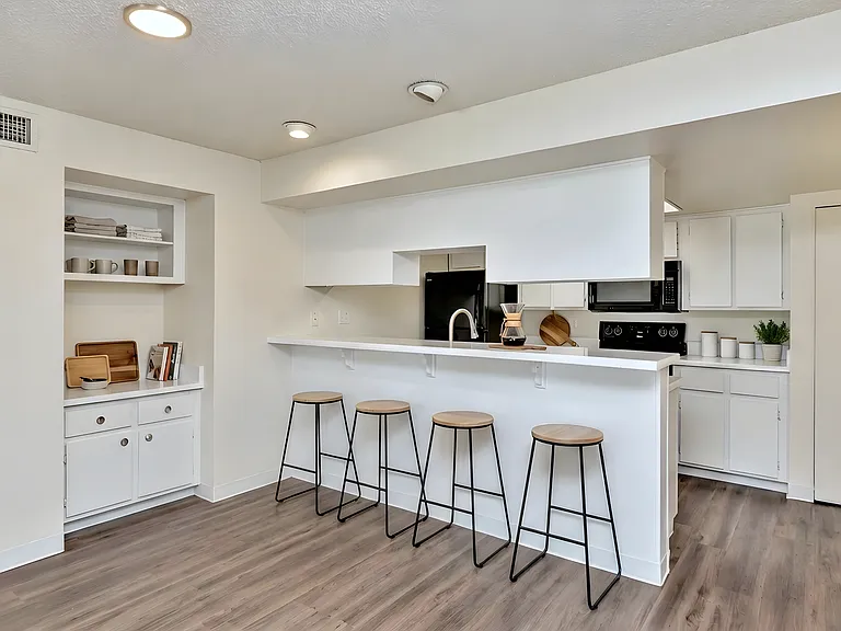 Lemon & Pear Tree Apartments — Photo 20
