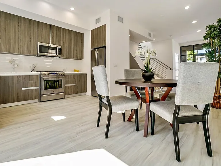5420 Yolanda Ave — Photo 1