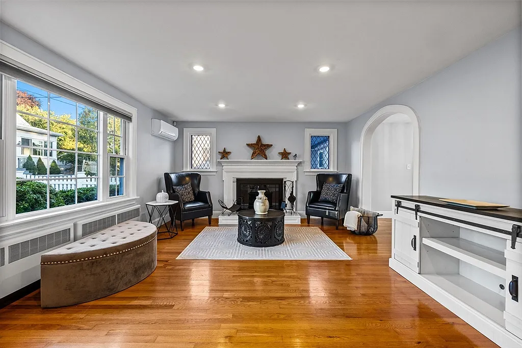 3 bed, 1896 sqft, $3,975 — Photo 1